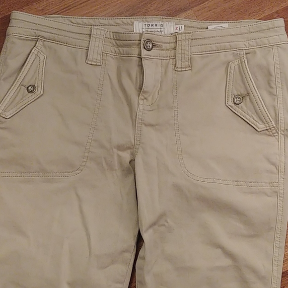 Torrid Cargo Capri's - Picture 2 of 6